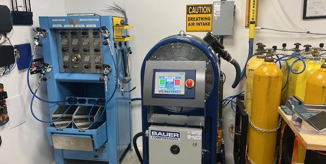 Nitrox-Füllanlage mit Steuerung und Kompressortechnik für Tauchflaschen bei diving RABAC.