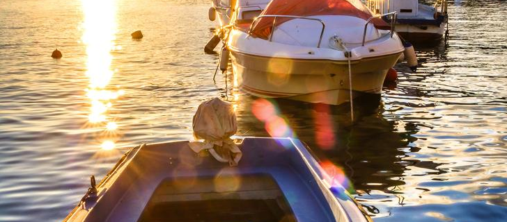 Motorboot im Hafen bei Sonnenuntergang zum Saisonende von diving RABAC in Kroatien.