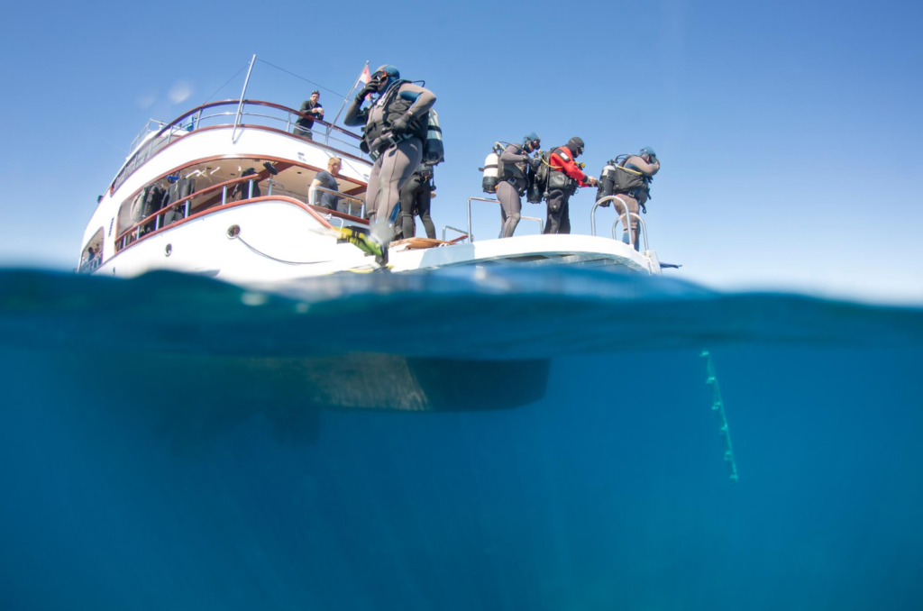SSI Professional Ausbildung in Kroatien: Taucher bereiten sich auf einem Tauchboot auf ihren Tauchgang vor.