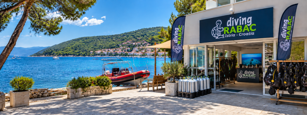 Tauchbasis in Rabac beim Hotel Mimosa am Maslinica Beach mit Tauchboot und Tauchausrüstung